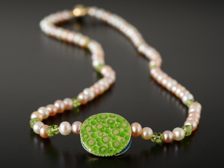 katrin_koehler_emailleschmuck_kette_sueszwasserperlen_gold_6477