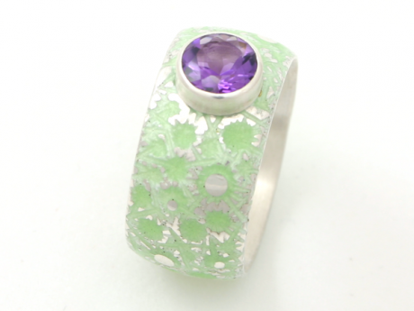 katrin_koehler_emailleschmuck_ring_eisblume_amethyst_rund