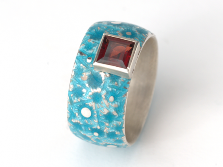 katrin_koehler_emailleschmuck_ring_eisblume_granat_4111